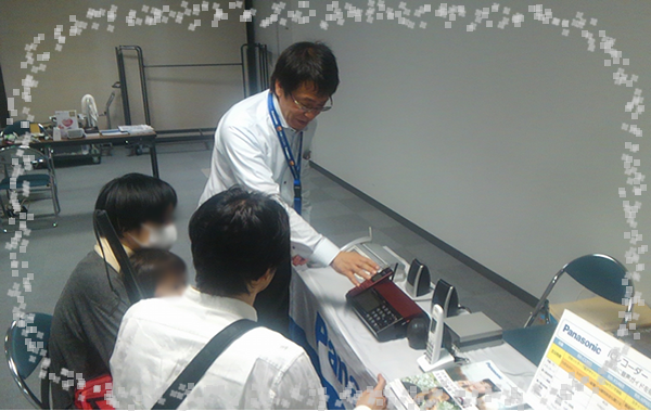 音声読み上げ機能を体験されている様子です