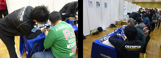 オリンパスイメージング株式会社のＩＣレコーダーと録音できる地デジ対応ラジオの操作体験をおこなっている写真を２枚掲載しています。
