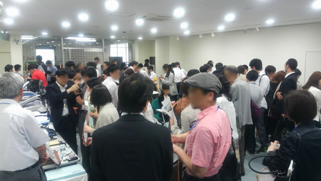 機器展示コーナーの会場風景です。実際に商品説明を聞く中で来場された大会関係者とメーカー担当者の間で熱心な意見交換が行われていました。