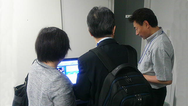 三菱電機はしゃべるブルーレイディスクレコーダー内蔵型液晶テレビを出展しました。
しゃべる機能とかんたん操作で、録画や各種ディスクの再生も行うことが出来る便利な機能で、これからのシニア世代では外せない機能ですね。とのご意見をいただきました。