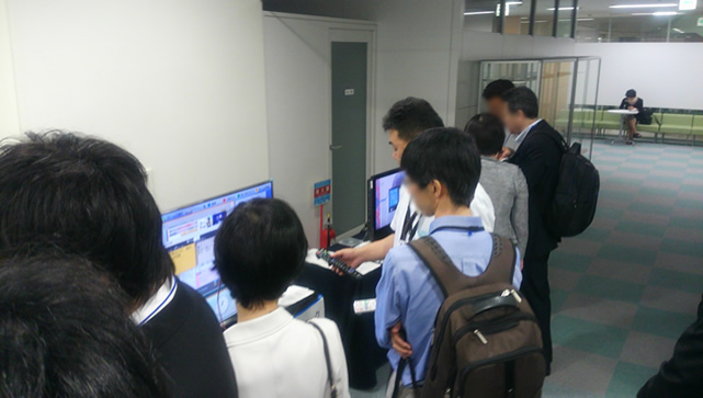 パナソニックは音声で操作できる液晶テレビを出展しました。
テレビのチャンネル変更や音量の調整、番組表の確認、外付けハードディスクを接続することで、録画予約まで操作できる事を体験され、ご自身の声で録画予約できることに、驚きの声があがっていました。決まった言葉でなくても音声で操作できるように進化させて欲しいと、期待する声もありました。