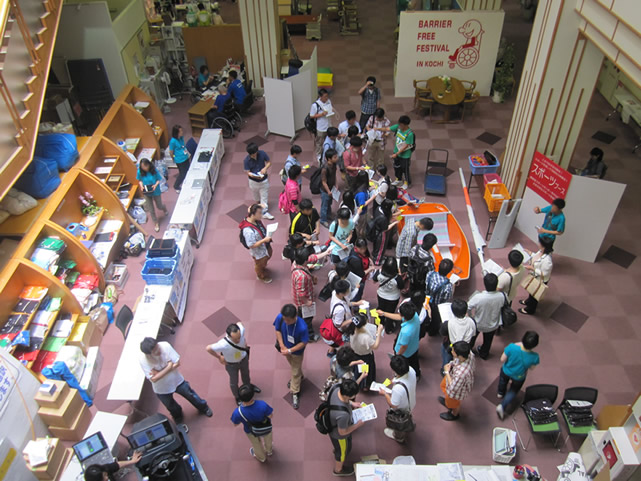 高知ふくし機器展の会場風景 終日多くの来場者でにぎわう各ブースです。