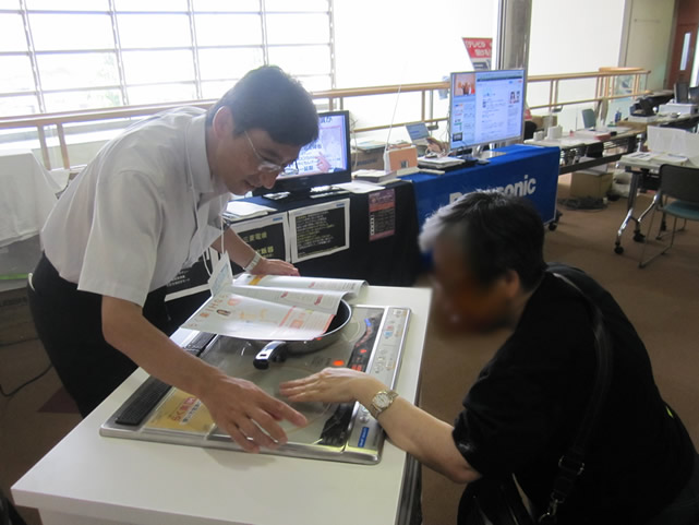 三菱電機のしゃべるIHクッキングヒーターです。
参加して実機の体験をいただいたかたからは、操作が簡単で、分かりやすい音声読み上げが好評でした。生活家電品の音声読み上げ機能は、家事がもっと楽になるように充実して欲しい。と励ましの声もいただきました。