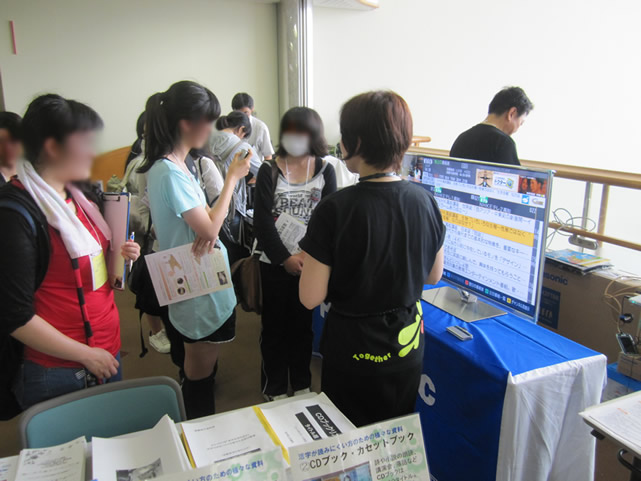 パナソニックの音声で操作できるテレビです。
テレビの音声読み上げ機能に加えて、ご自分の声でテレビの操作が出来る事に、体験されたかたは、面白い。目が不自由でも使える。と、大好評でした。また、もっと使いやすくして欲しいとのご意見も多数いただきました。